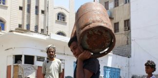 أزمة الغاز تتفاقم في عدن مع توقف الإمدادات وارتفاع سعر الأسطوانة إلى 25 ألف ريال