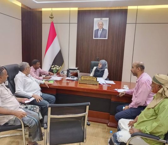 وفد من الوازعية يناقش مع وزيرة الشؤون القانونية الأوضاع الحقوقية والإنسانية للنازحين