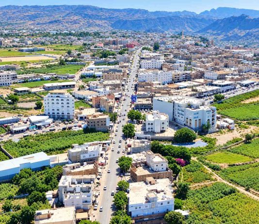 انفجارات تهز التربة.. ومصادر تتحدث عن قصف حوثي بصواريخ باليستية