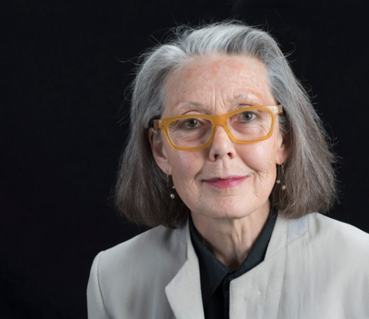 الشاعرة الكندية آن كارسون تفوز بجائزة نوبل في الأدب لعام 2026