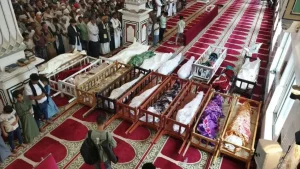 تعز تودّع 18 شهيداً في موكب تشييع مهيب.. بينهم طفلة ووالدها