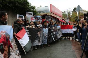 الجالية اليمنية في تركيا تحتج أمام الأمم المتحدة بإسطنبول وتطالب بإنهاء حصار تعز