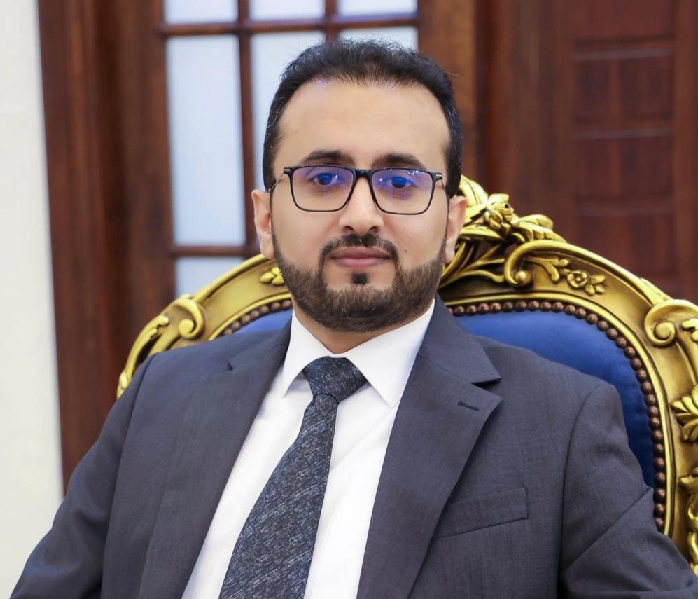 وزير الخدمة المدنية يتعهد بمعالجة مستحقات الموظفين النازحين واستكمال صرف المرتبات المتأخرة